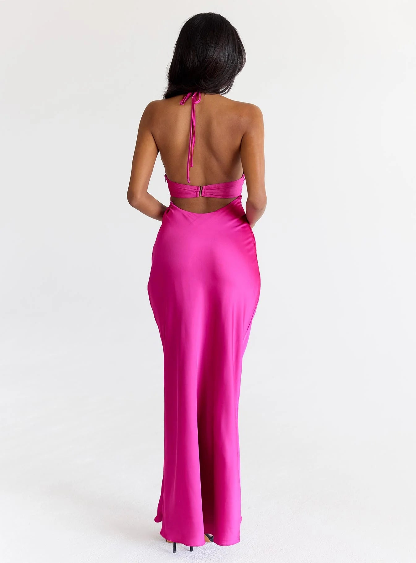 Glamorous Form-Fitting Halter V-Neck Sleeveless Open Back Maxi Evening Dress