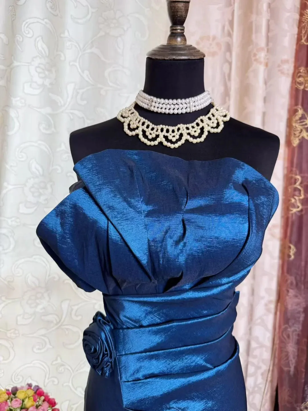 Luxury Bodycon Strapless Origami Bust Deep V Back Floral Appliqué Satin Mini Homecoming Dress