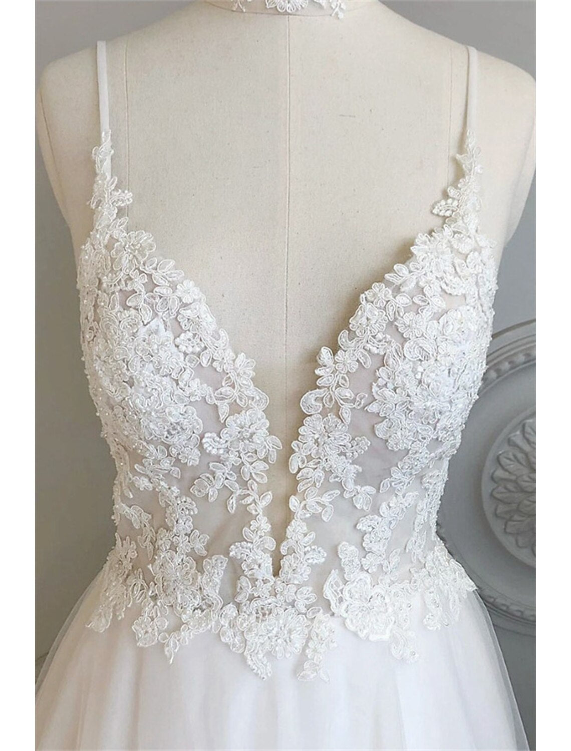 Beach Wedding Dresses A-Line Sweetheart Camisole Spaghetti Strap Court Train Lace Bridal Gowns With Buttons Appliques Summer Wedding Party, Women's Clothing
