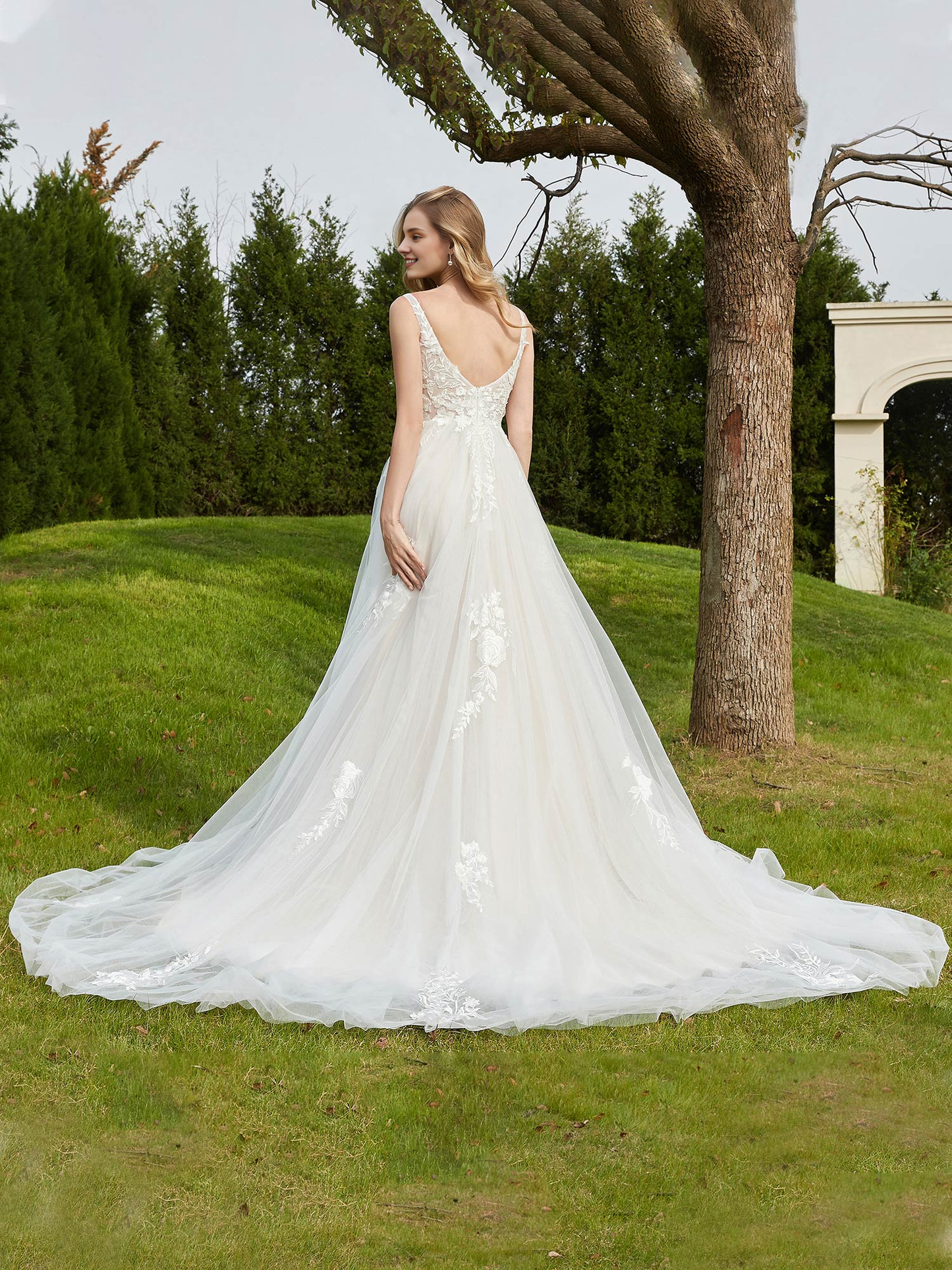 V-neck decal church trailing wedding dress