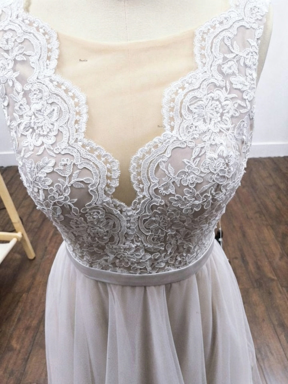 Boho Sleeveless Scalloped Floral Lace Illusion Neck Pearl Button Back Flowy Tulle Beach Wedding Dress