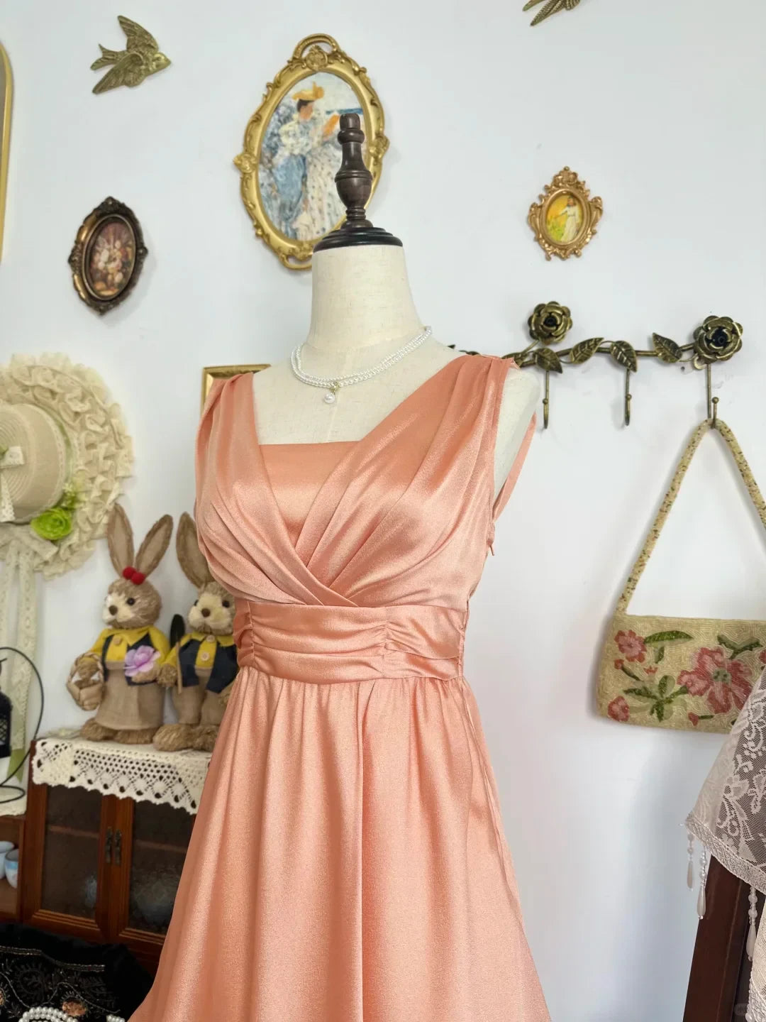 Charming Satin A-Line V-Neck Sleeveless Lace-Up Back Short Homecoming Dresses