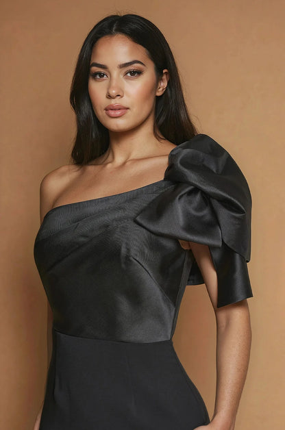 Chic Evening Dress with One-Shoulder Neckline, Statement Bow and Back Slit