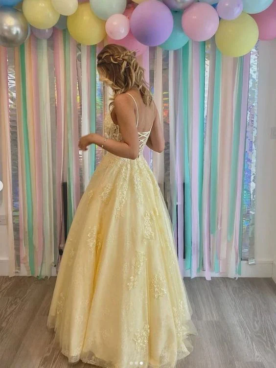 Dreamy Lace V-Neck Spaghetti Strap Corset Lace-Up Floor-Length Ball Gown Prom Dress