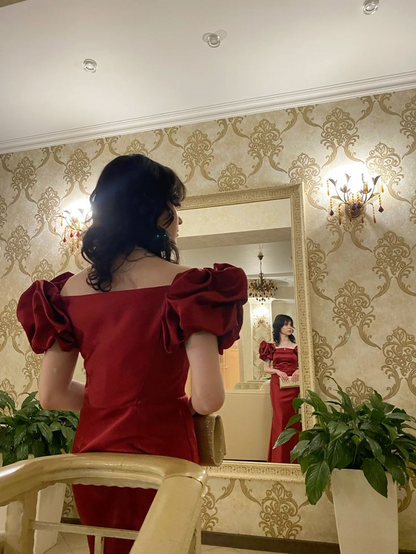 Side profile of the off-shoulder puff-sleeve mermaid gown.