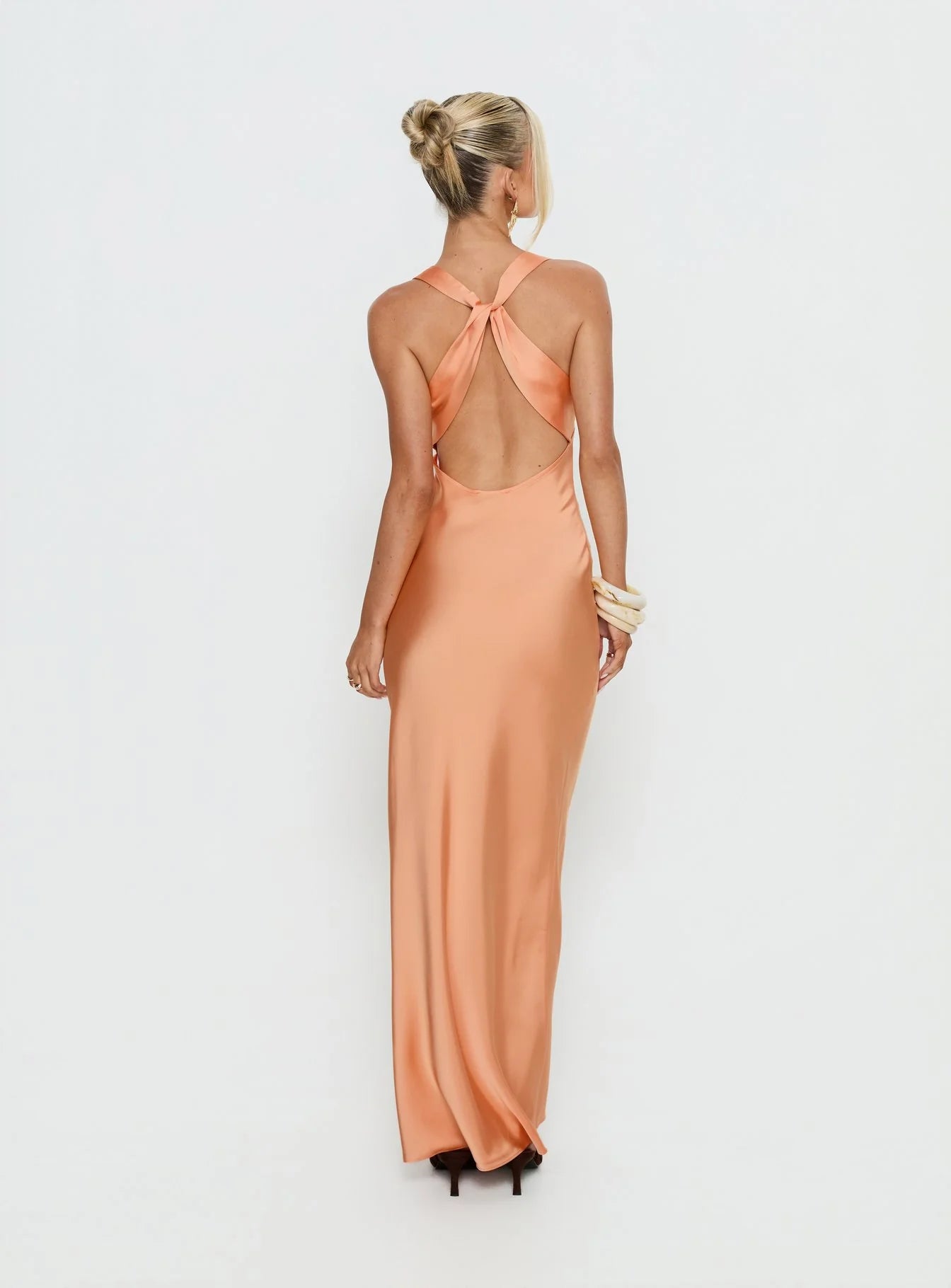 Elegant Form-Fitting Sweetheart Neck Sleeveless Criss-Cross Back Satin Maxi Evening Dress