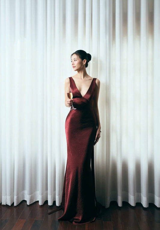 Form-fitting mermaid deep V-neck sleeveless open-back floor-length evening dress
