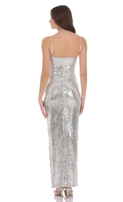 Glamorous Silver Sequin Evening Dress with Halter Neck, Keyhole Cutout & Open Back