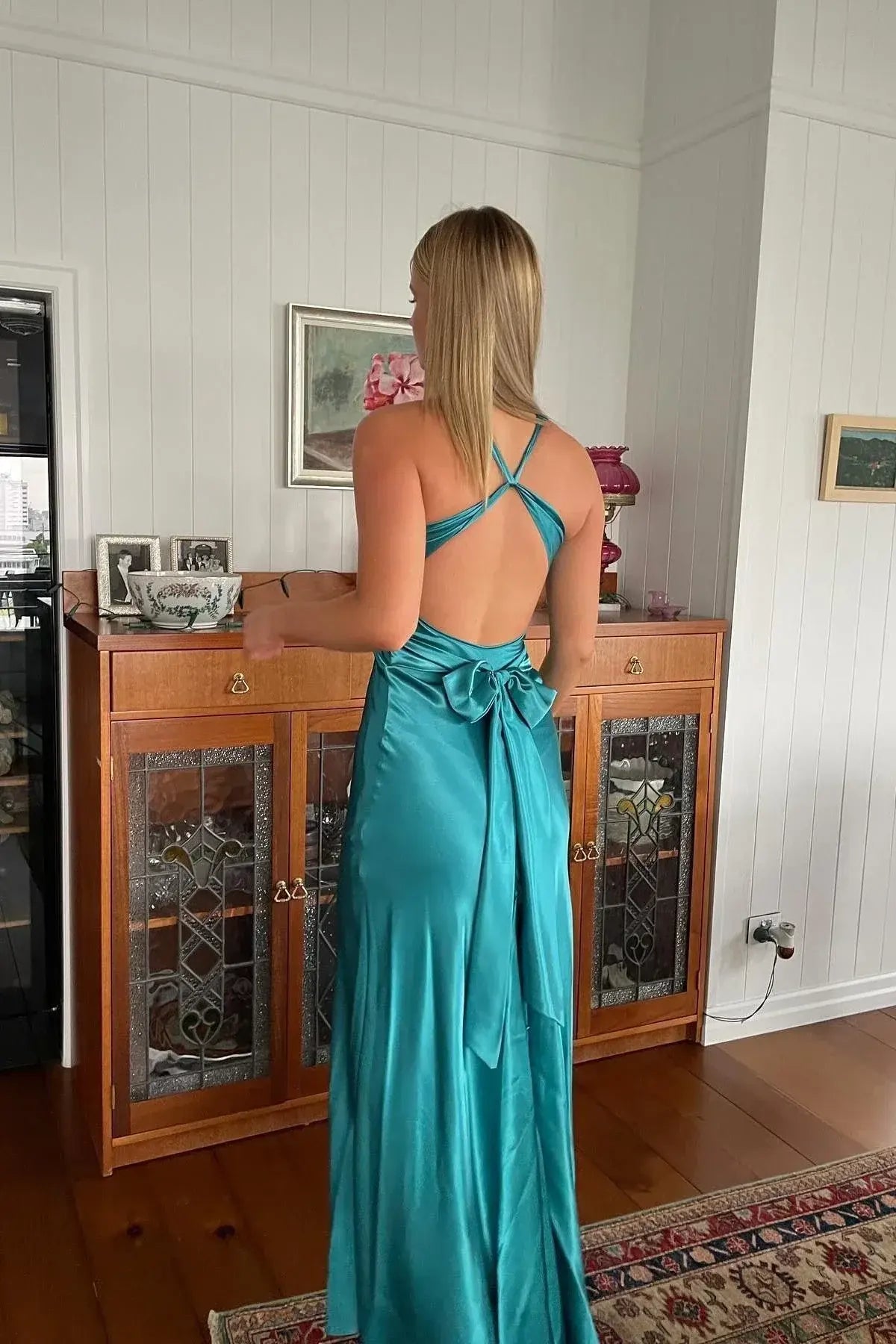 Glamorous Satin Sheath V-Neck Halter Sleeveless Open Back Bow Tie Floor-Length Evening Dresses