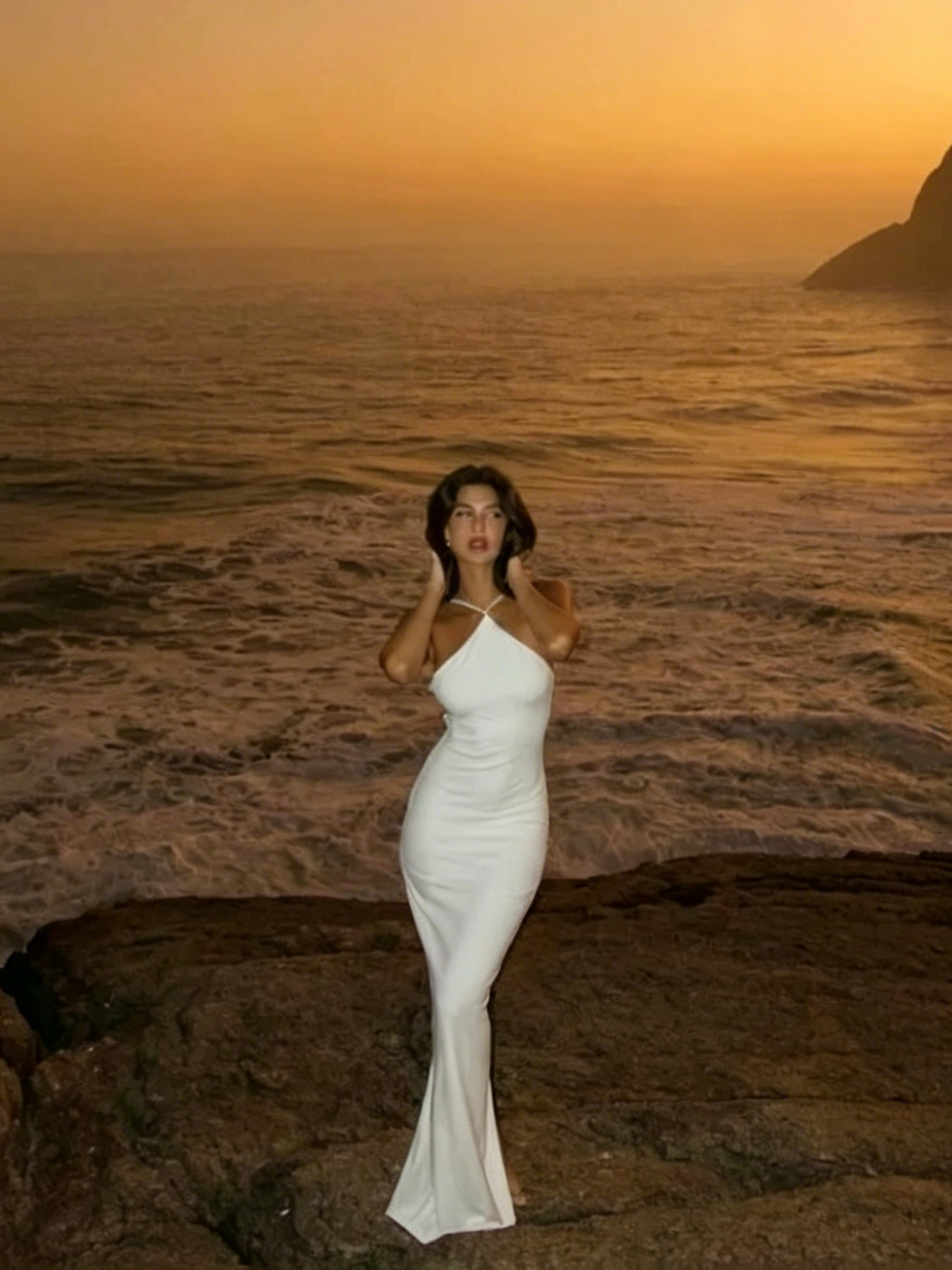 Minimalist halter-neck sleeveless open-back bodycon floor-length prom dress