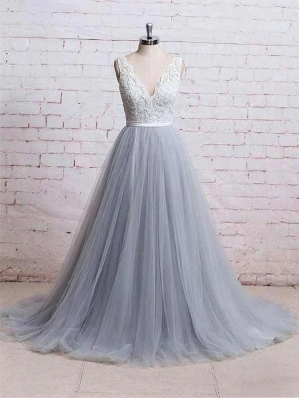 Romantic Floral Lace Sleeveless V-Neck Satin Waist Bow Back Flowy Tulle A-Line Bridesmaid Dress