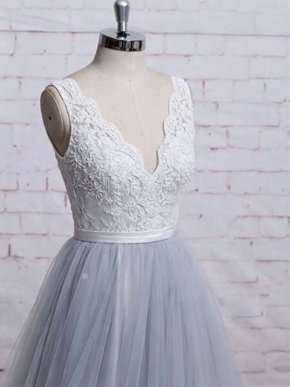 Romantic Floral Lace Sleeveless V-Neck Satin Waist Bow Back Flowy Tulle A-Line Bridesmaid Dress