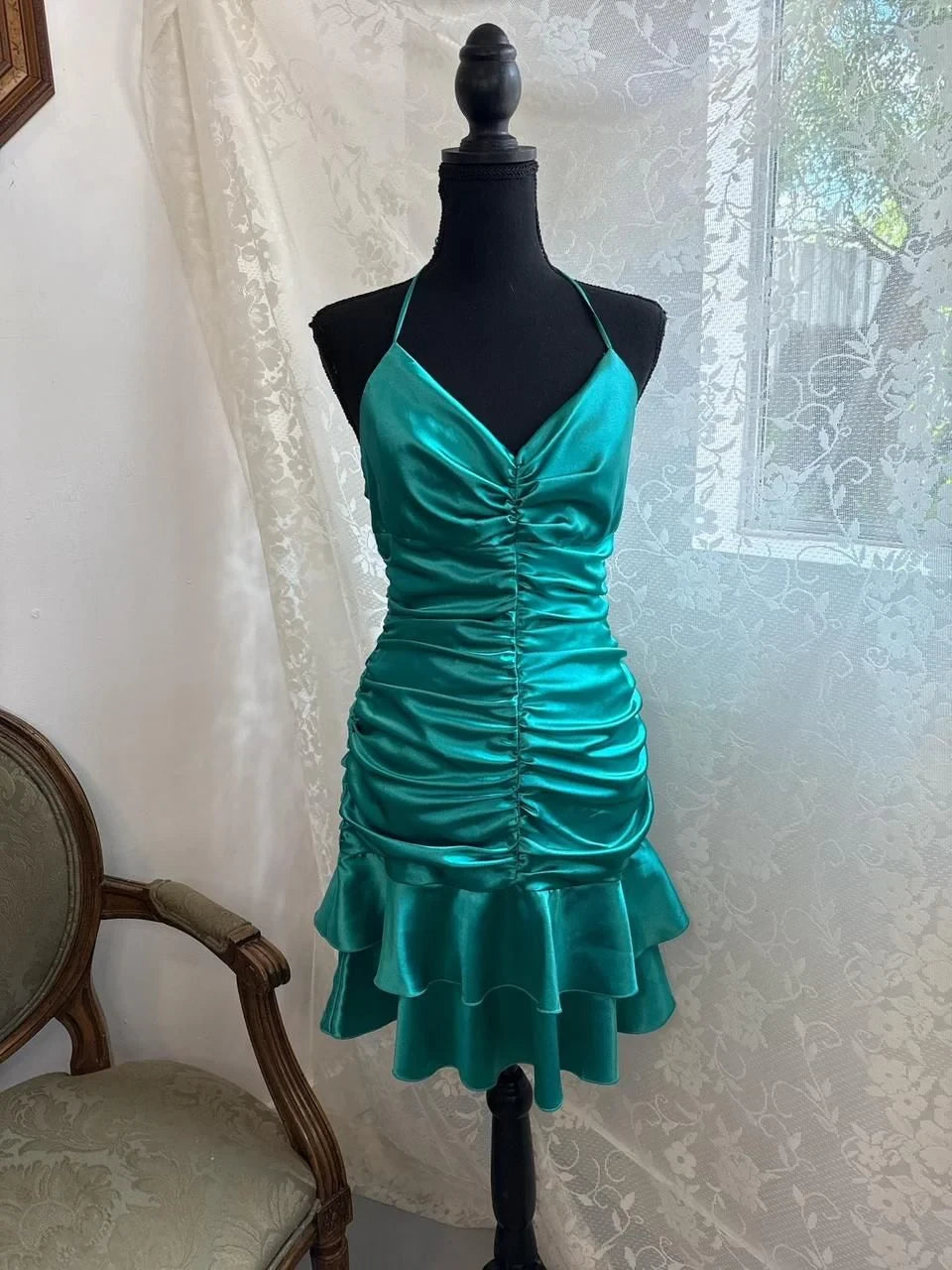 Vibrant Satin Sheath Halter V-Neck Sleeveless Open Back Short Homecoming Dresses