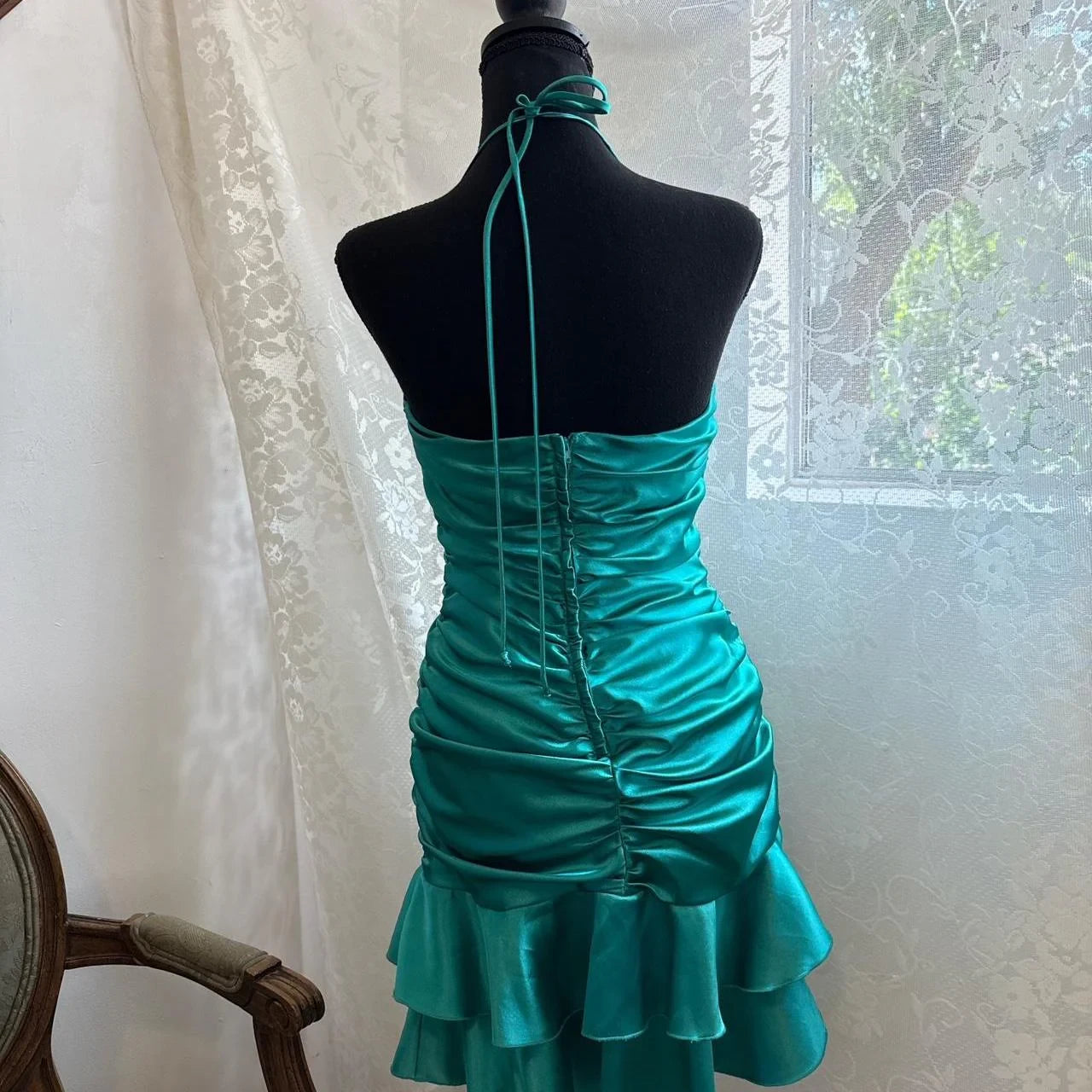 Vibrant Satin Sheath Halter V-Neck Sleeveless Open Back Short Homecoming Dresses