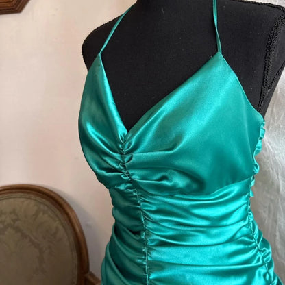 Vibrant Satin Sheath Halter V-Neck Sleeveless Open Back Short Homecoming Dresses