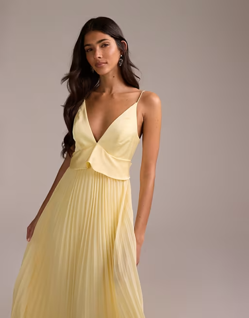 Romantic Pale Yellow V-Neck Spaghetti Strap Bow Back Pleated Bridesmaid Dress
