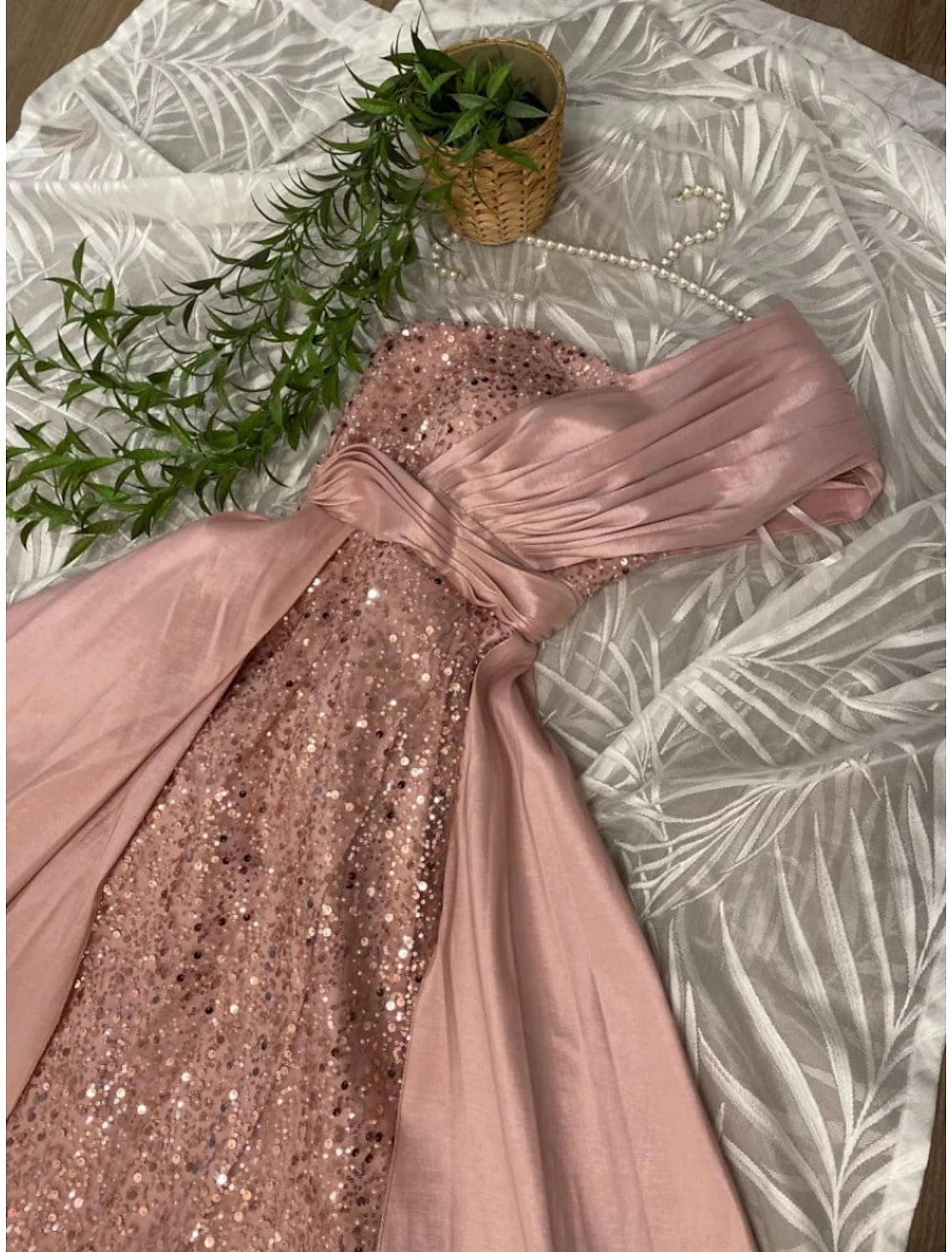 Sheath / Column Evening Gown Elegant Dress Formal Sweep / Brush Train Short Sleeve One Shoulder Satin with Ruched Sequin
