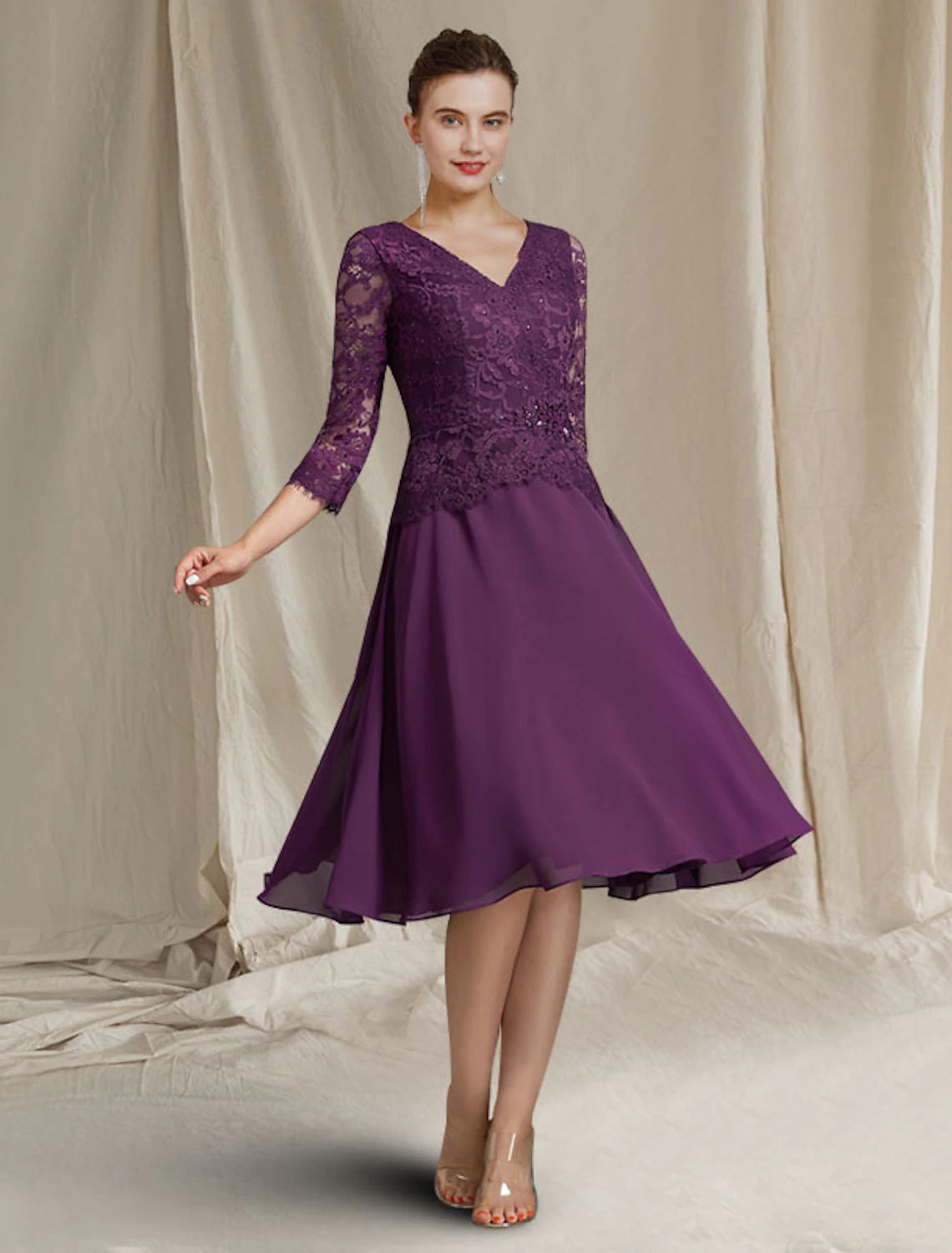 A-Line Mother of the Bride Dress Plus Size Elegant V Neck Knee Length Chiffon Lace Short Sleeve with Appliques Solid Color