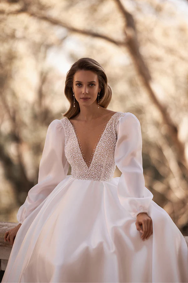 A-shaped V-neck luxurious pearl long sleeved simple wedding dress