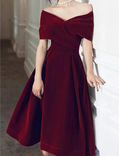 A-Line Cocktail Black Dress 1950s Dress Fall Wedding Guest Dress Knee Length Short Sleeve Off Shoulder Velvet with Pleats Pure Color